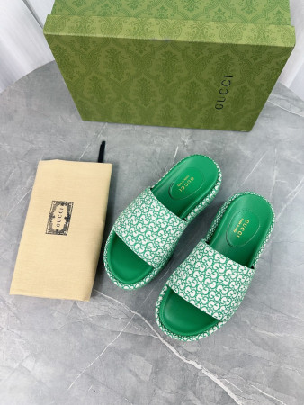 Gucci WOMEN'S GG PLATFORM SLIDE SANDAL