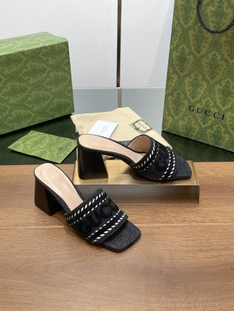 UA GUCCI WOMEN'S SLIDE SANDAL WITH GUCCI SCRIPT HEELED