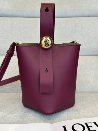 LOEWE Mini Pebble bucket in mellow calfskin 19.5x16x16cm