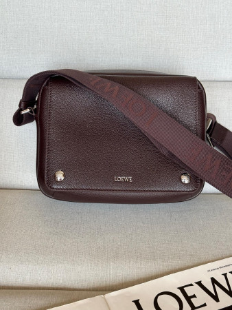 Loewe Medium Pebble messenger bag in supple grained calfskin 18x23x9cm