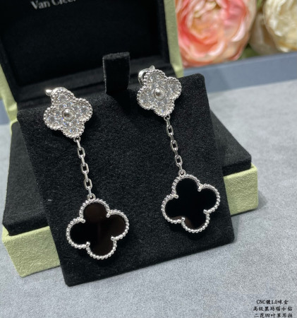 Van Cleef & Arpels High-grade black agate with diamond two-flower four-leaf clover Earrings