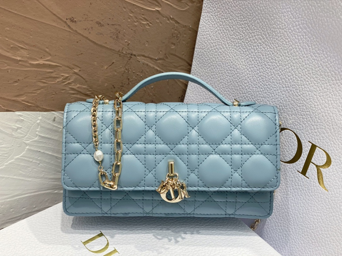 MISS DIOR MINI BAG Cloud Blue Cannage Lambskin S0980ONMJ_M81B 21 x 11.5 x 4.5 cm