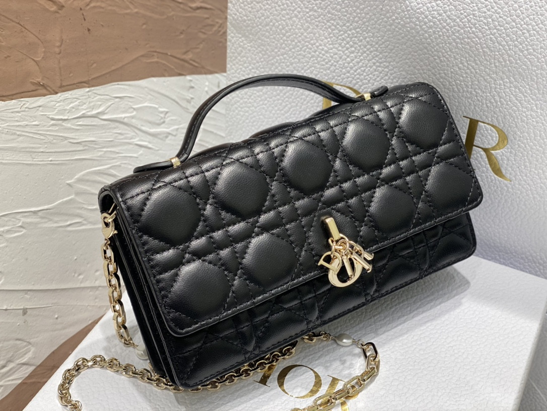 MISS DIOR MINI BAG Black Cannage Lambskin S0980ONMJ_M900 21 x 11.5 x 4.5 cm