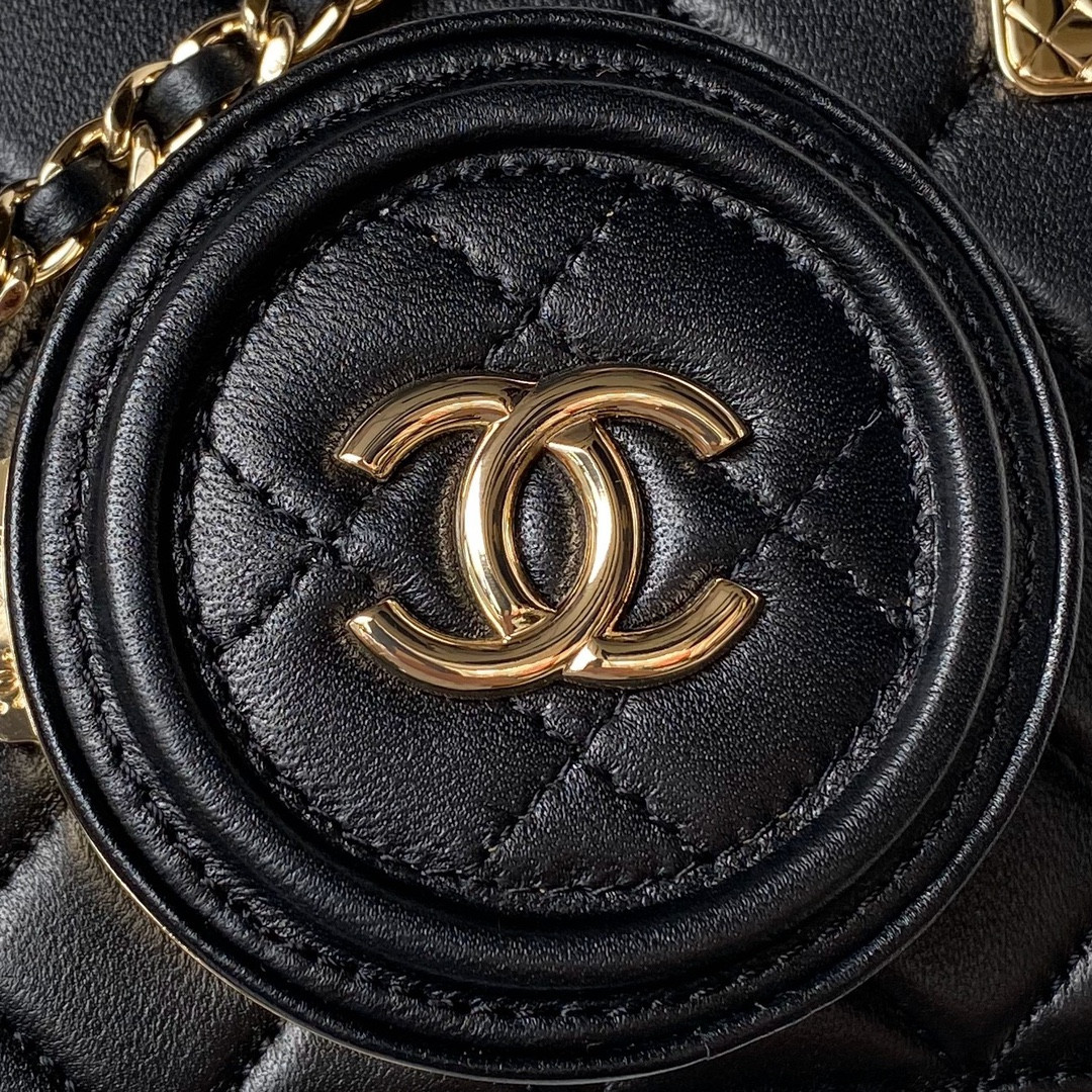 CHANEL CAMERA BAG 4.5 × 6.2 × 2.3 in