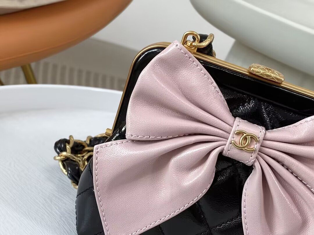 CHANEL CLUTCH WITH CHAIN 12 × 13 × 4 cm