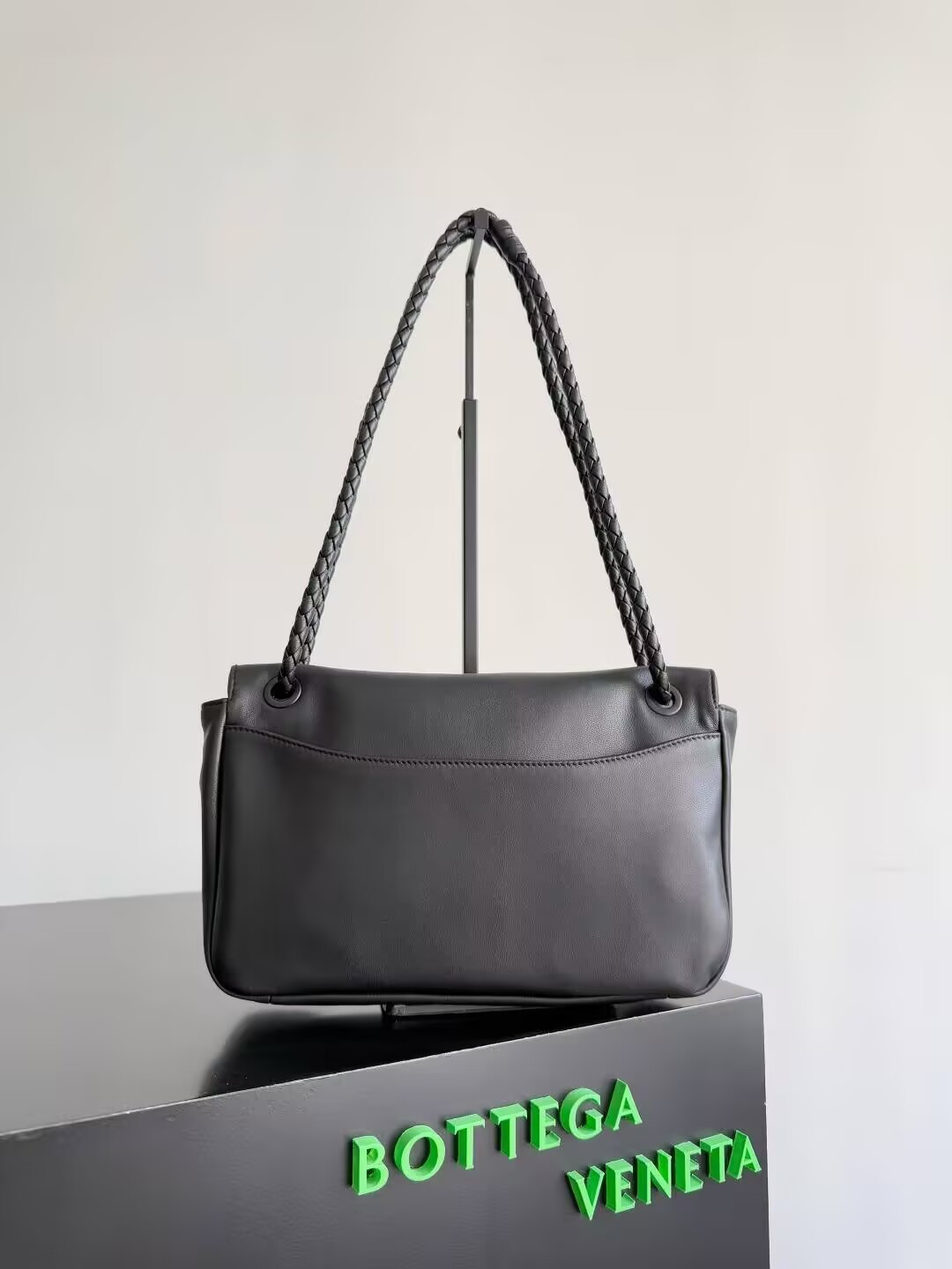 Bottega Veneta Madison 16x27x6cm