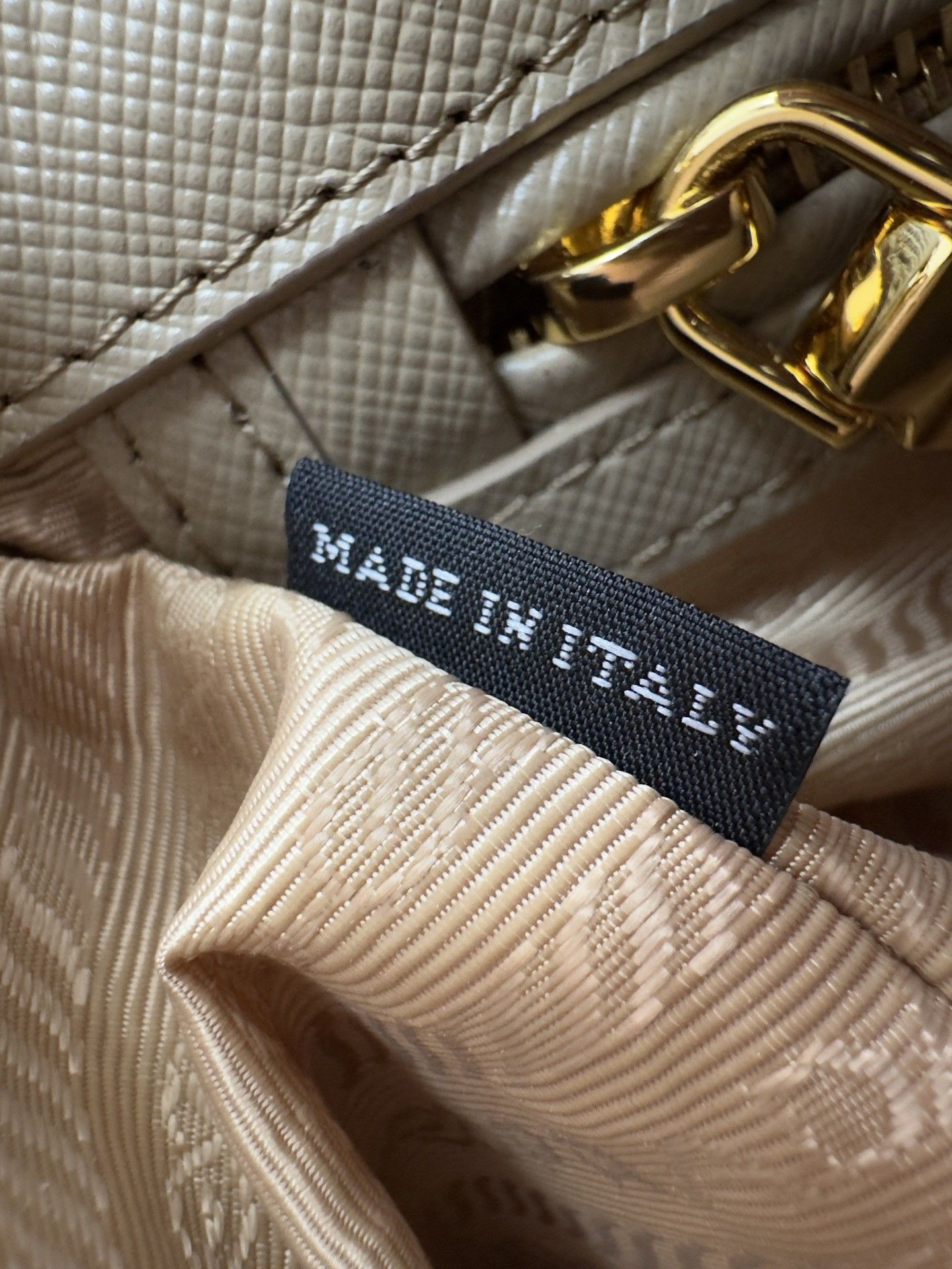 Prada Galleria Mini Saffiano Leather Bag 20x15x9.5cm