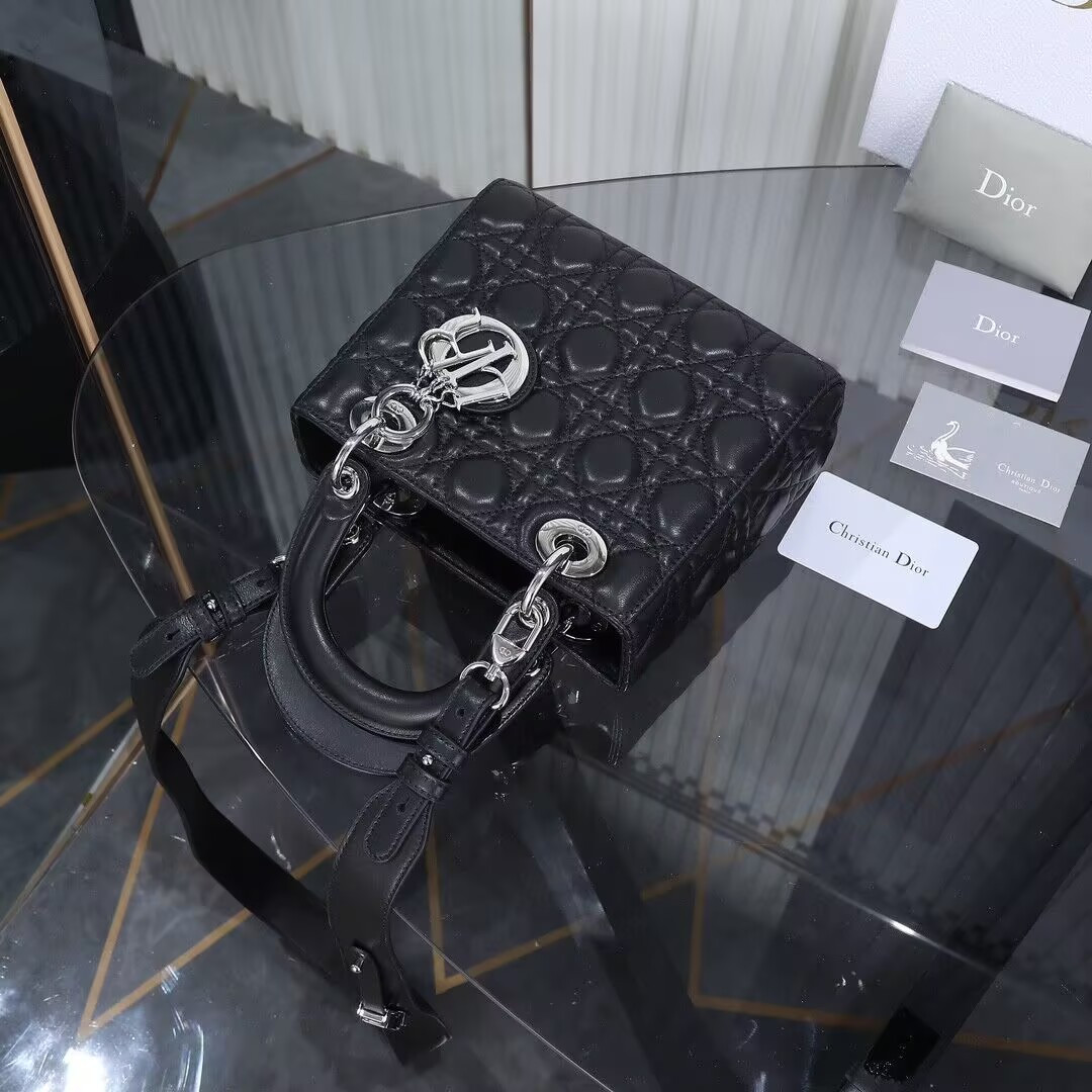 Small Lady Dior Bag 20 x 17 x 8 cm