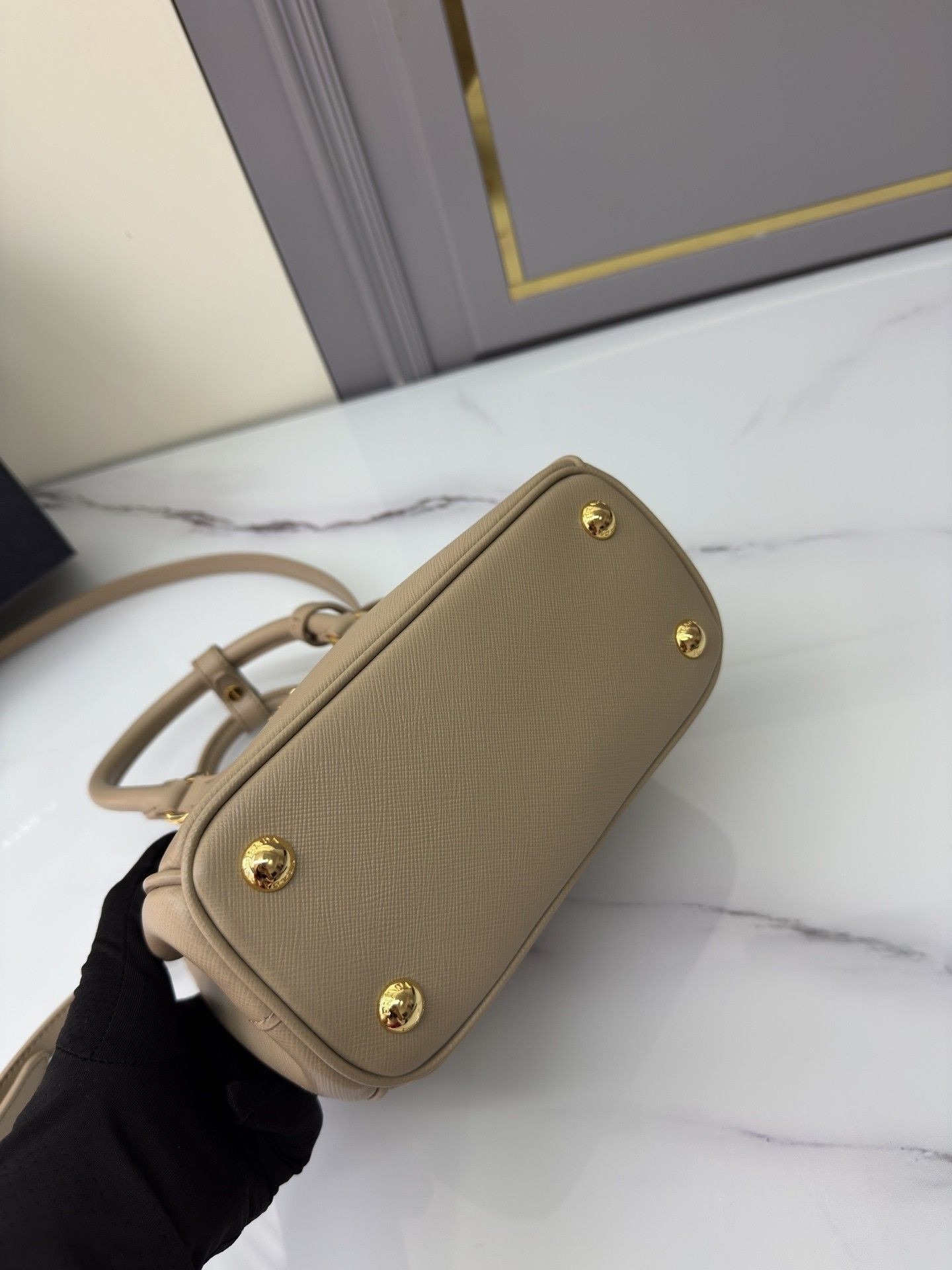 Prada Galleria Mini Saffiano Leather Bag 20x15x9.5cm