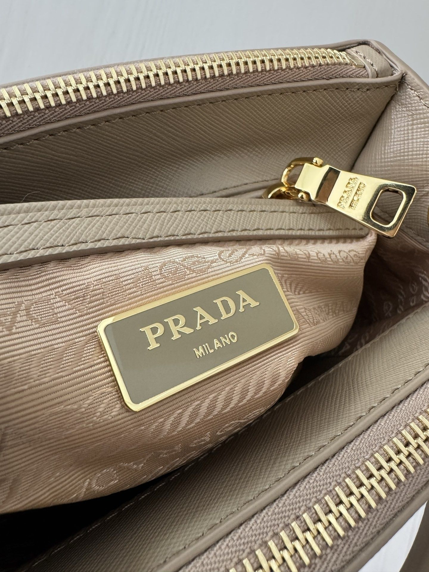 Prada Galleria Mini Saffiano Leather Bag 20x15x9.5cm