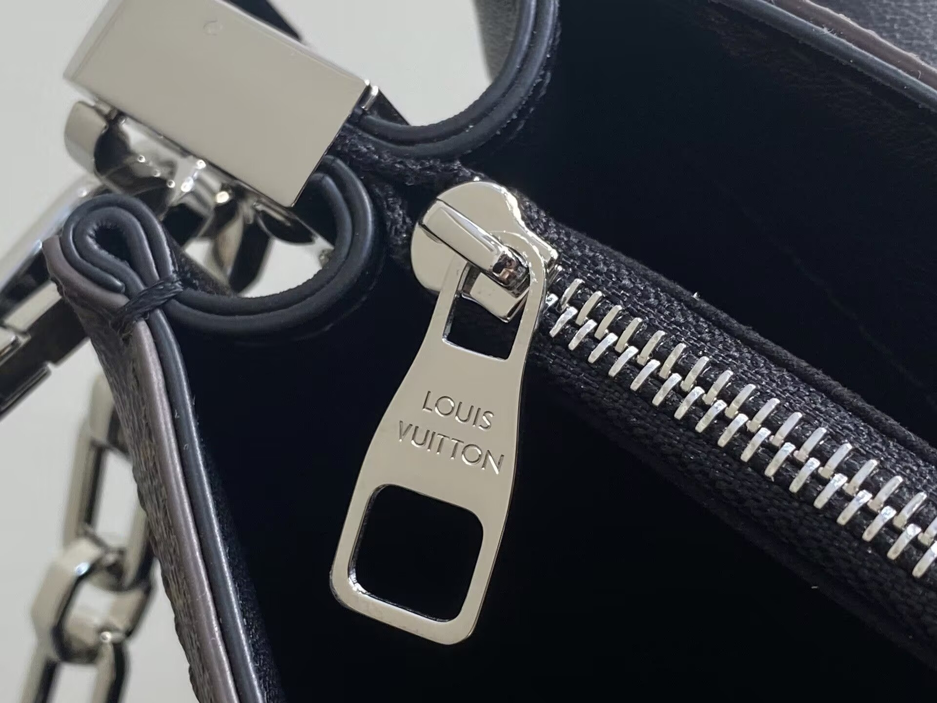 LV Dauphine Soft MM M13450 24 x 17 x 9 cm