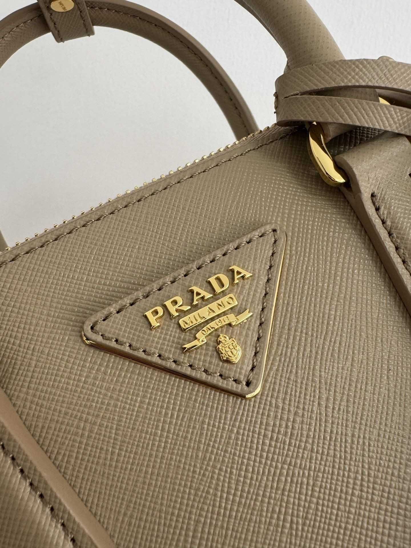Prada Galleria Mini Saffiano Leather Bag 20x15x9.5cm