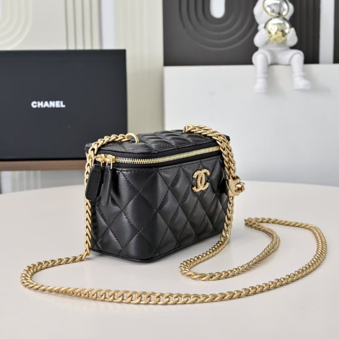 CHANEL Vanity With Chain 9.5x17x8cm