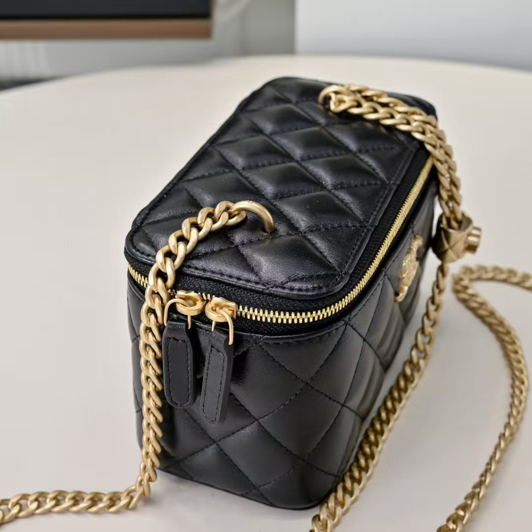 CHANEL Vanity With Chain 9.5x17x8cm