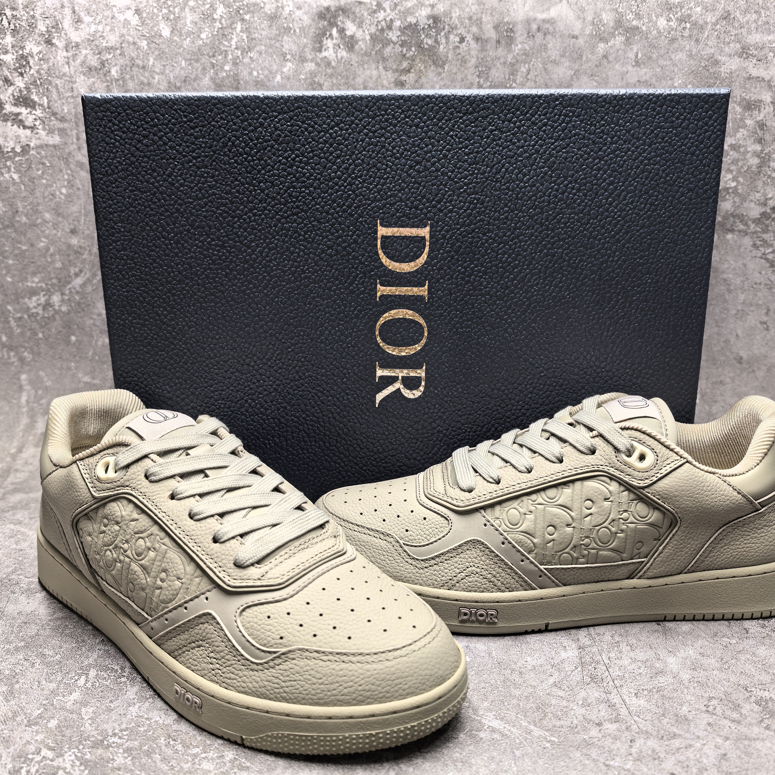 UA Dior Sneaker