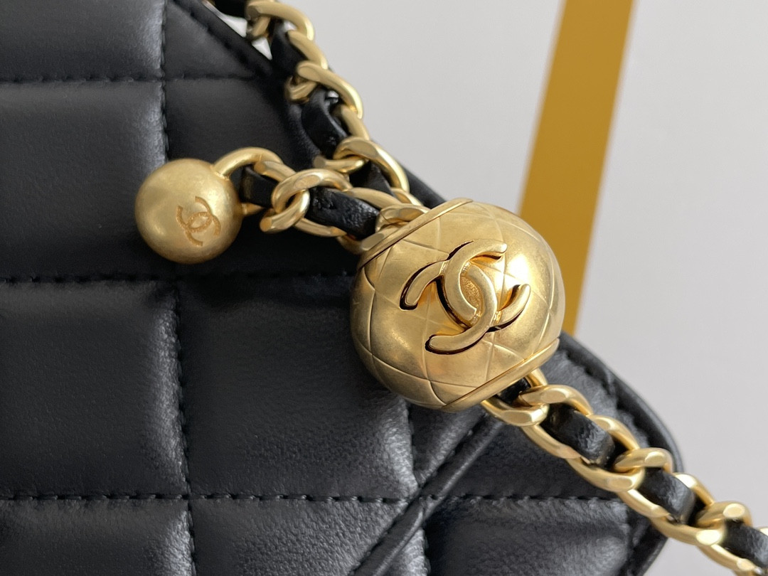 CHANEL CLASSIC WALLET ON CHAIN 4.8 × 7.5 × 1.4 in