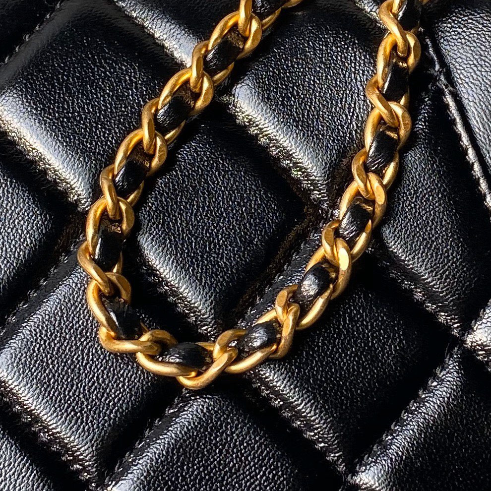 CHANEL MINI BAG WITH TOP HANDLE Shiny Lambskin & Gold-Tone Metal Black 12 × 18 × 7 cm