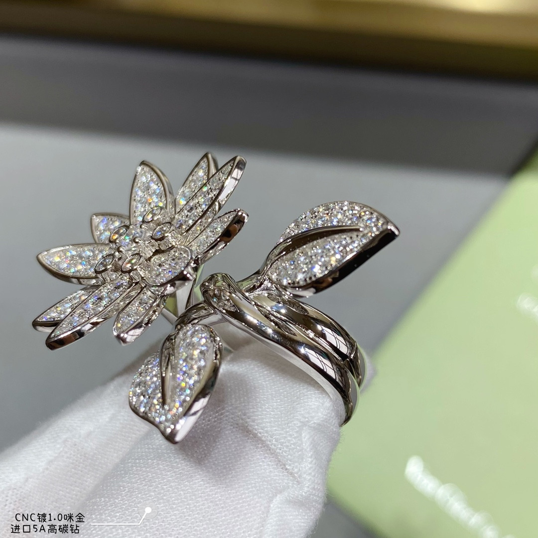Van Cleef & Arpels lotus Ring