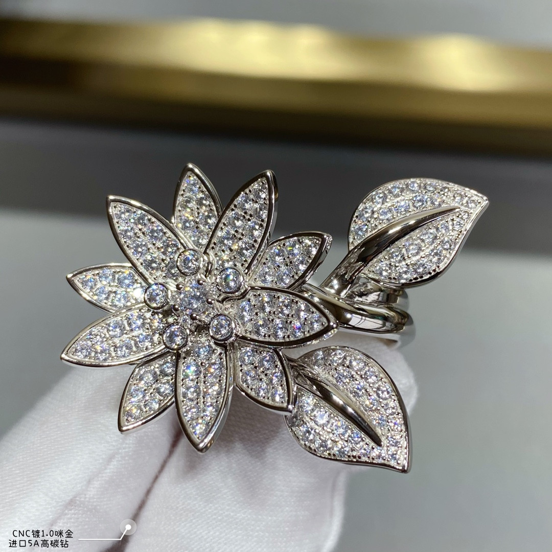 Van Cleef & Arpels lotus Ring