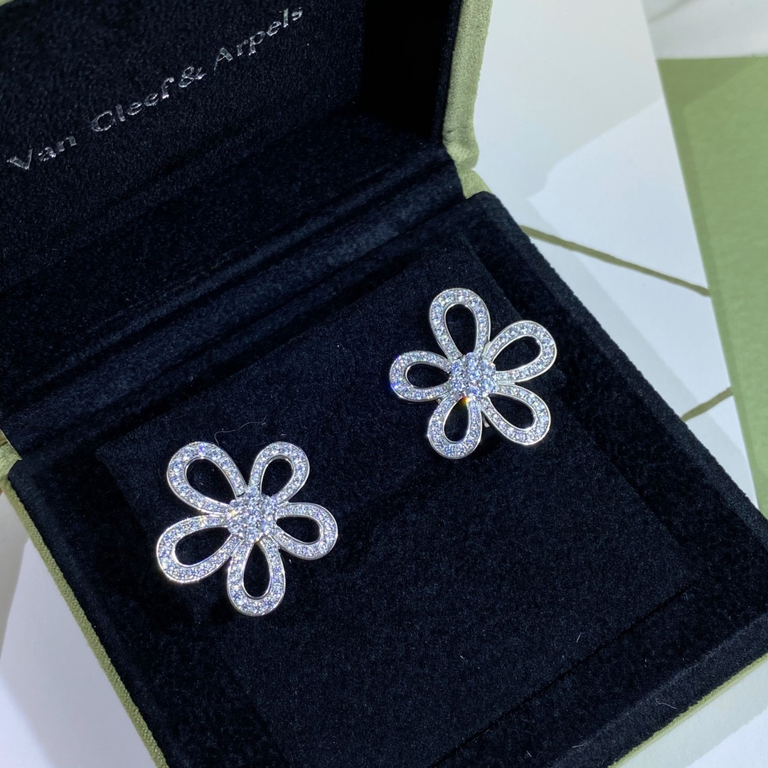 Van Cleef & Arpels diamond flower earrings