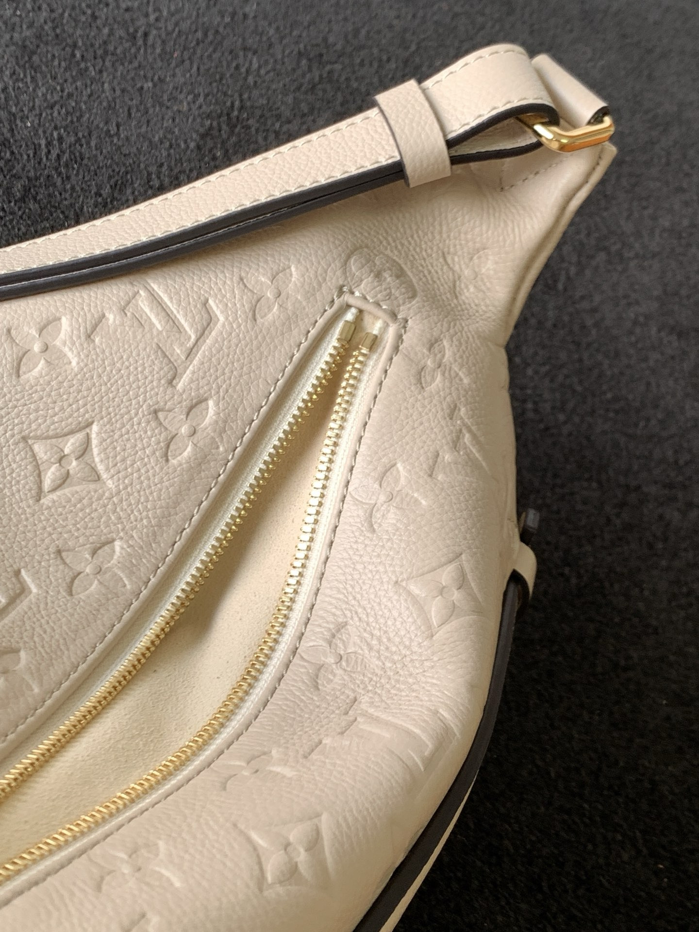 Louis Vuitton LV Bumbag Monogram Empreinte Creme M44836 37 x14 x20CM