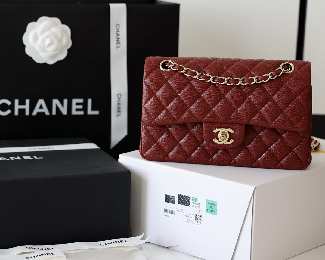 CHANEL Classic Handbag in Grained Litchi Pattern Calfskin & Gold-Tone Metal 15.5 × 25.5 × 6.5 cm