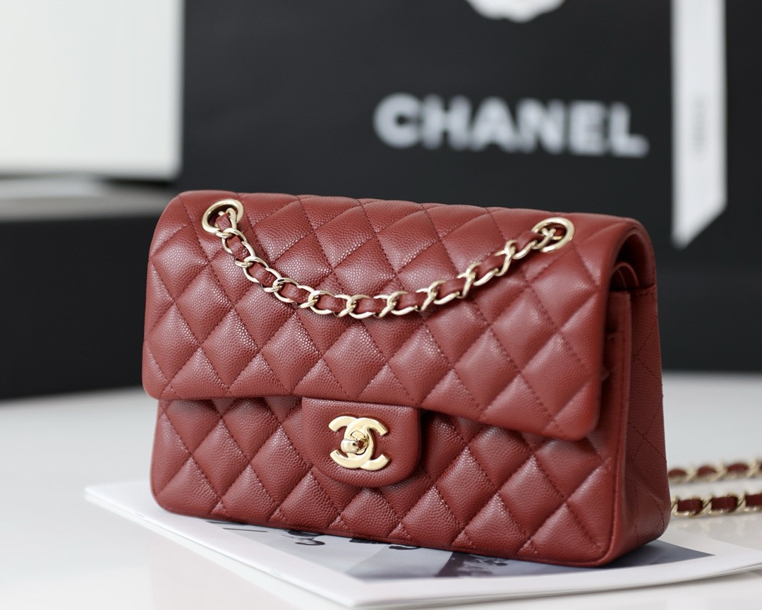 CHANEL Classic Handbag in Grained Litchi Pattern Calfskin & Gold-Tone Metal 15.5 × 25.5 × 6.5 cm