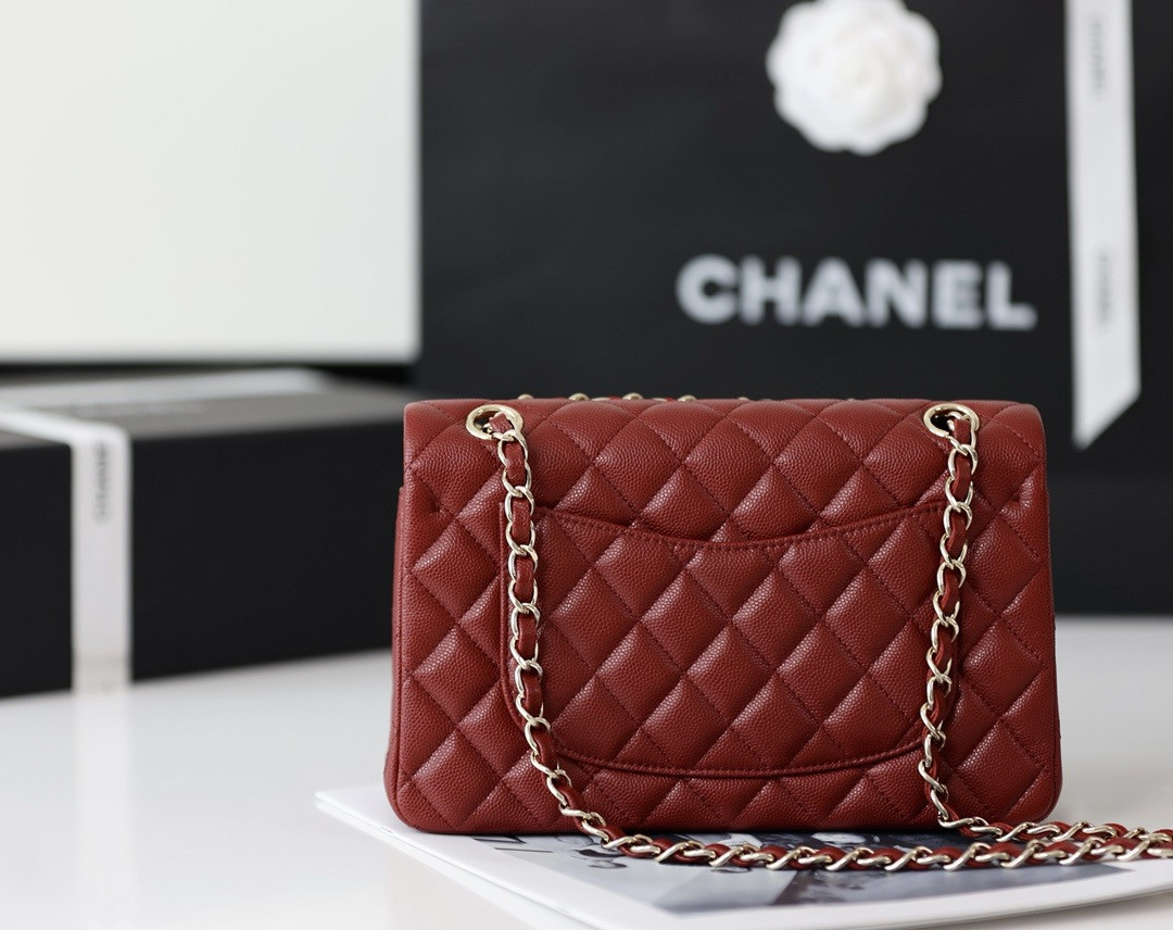 CHANEL Classic Handbag in Grained Litchi Pattern Calfskin & Gold-Tone Metal 15.5 × 25.5 × 6.5 cm