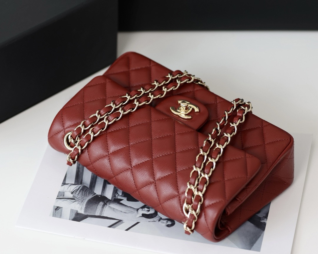 CHANEL Classic Handbag in Grained Litchi Pattern Calfskin & Gold-Tone Metal 15.5 × 25.5 × 6.5 cm