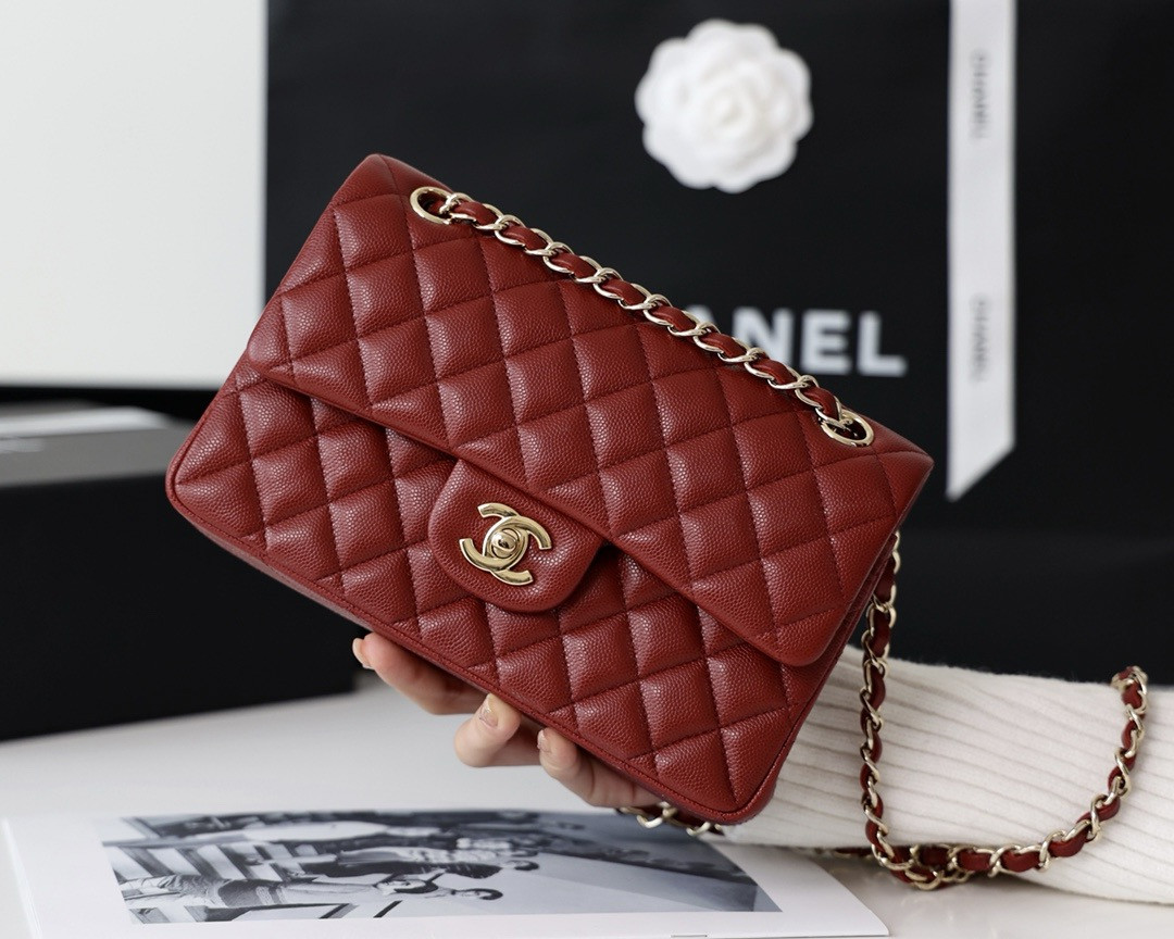 CHANEL Classic Handbag in Grained Litchi Pattern Calfskin & Gold-Tone Metal 15.5 × 25.5 × 6.5 cm