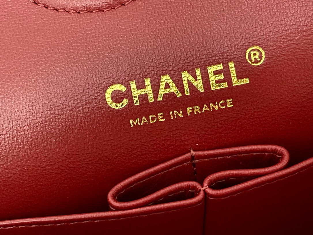 CHANEL Classic Handbag in Grained Litchi Pattern Calfskin & Gold-Tone Metal 15.5 × 25.5 × 6.5 cm