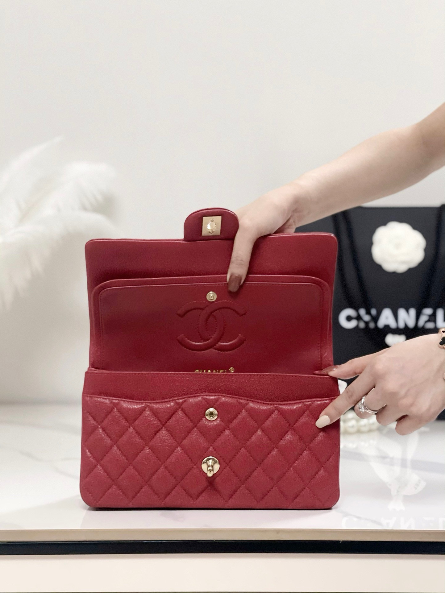 CHANEL Classic Handbag in Grained Litchi Pattern Calfskin & Gold-Tone Metal 15.5 × 25.5 × 6.5 cm