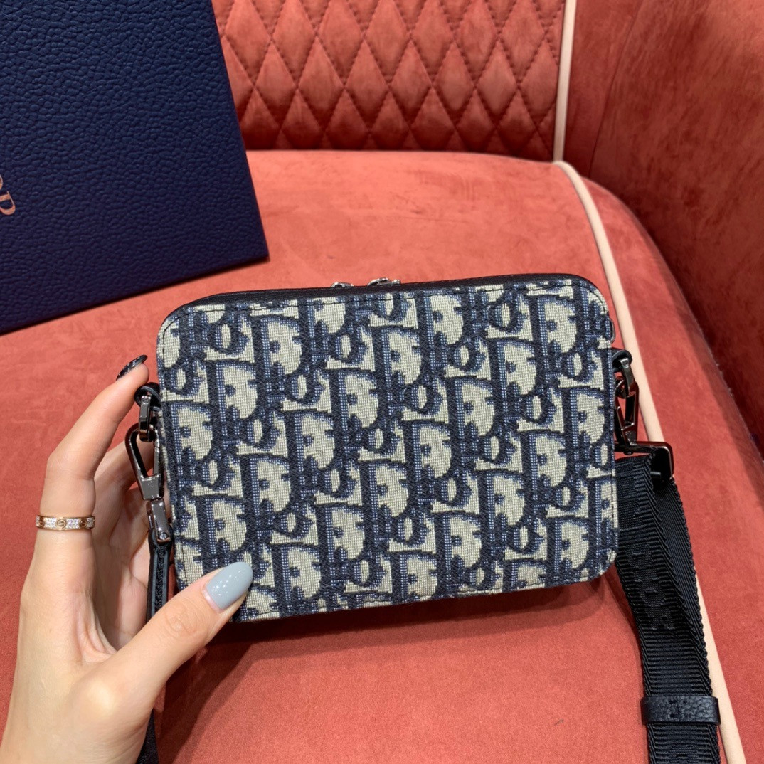 DIOR POUCH WITH SHOULDER STRAP 17cm