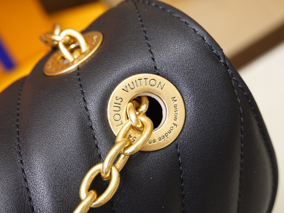 LV NEW WAVE CHAIN BAG M58552