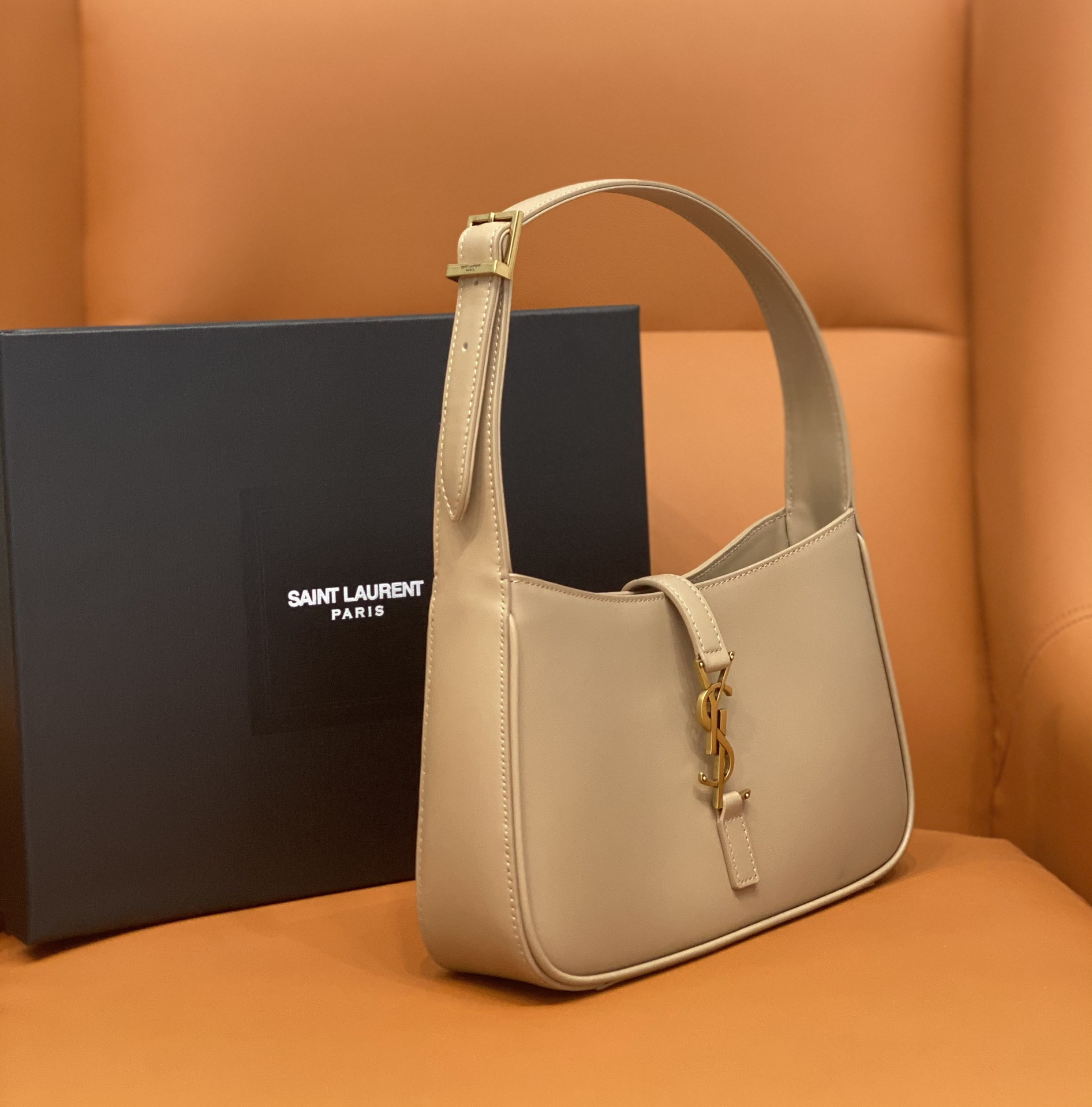 YSL LE 5 À 7 IN SMOOTH LEATHER IVOIRE NATUREL 23 X 16 X 6.5 CM