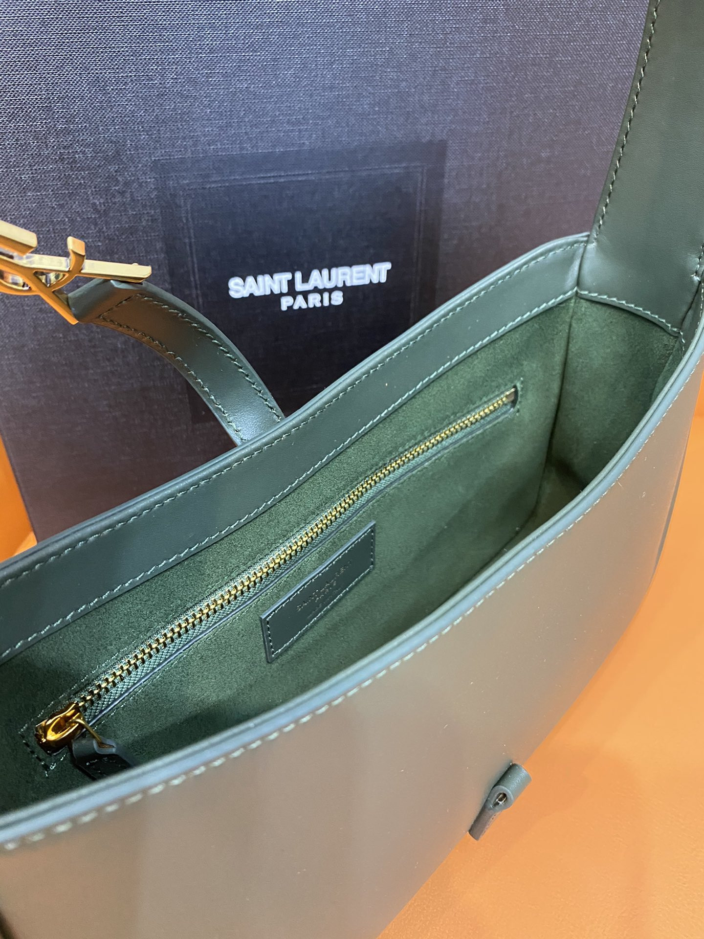 YSL LE 5 À 7 IN SMOOTH LEATHER VERT FONCE  23 X 16 X 6.5 CM