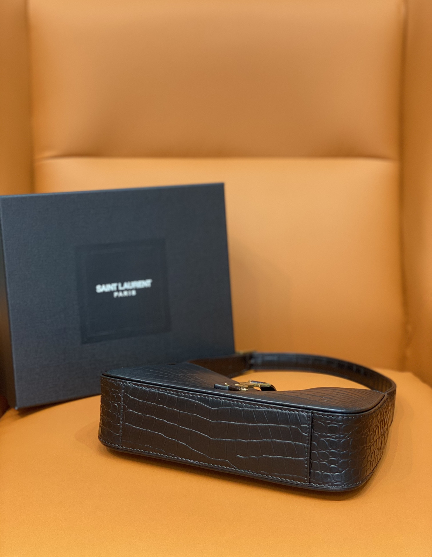 YSL LE 5 À 7 IN CROCODILE-EMBOSSED SHINY LEATHER NOIR 23 X 16 X 6.5 CM