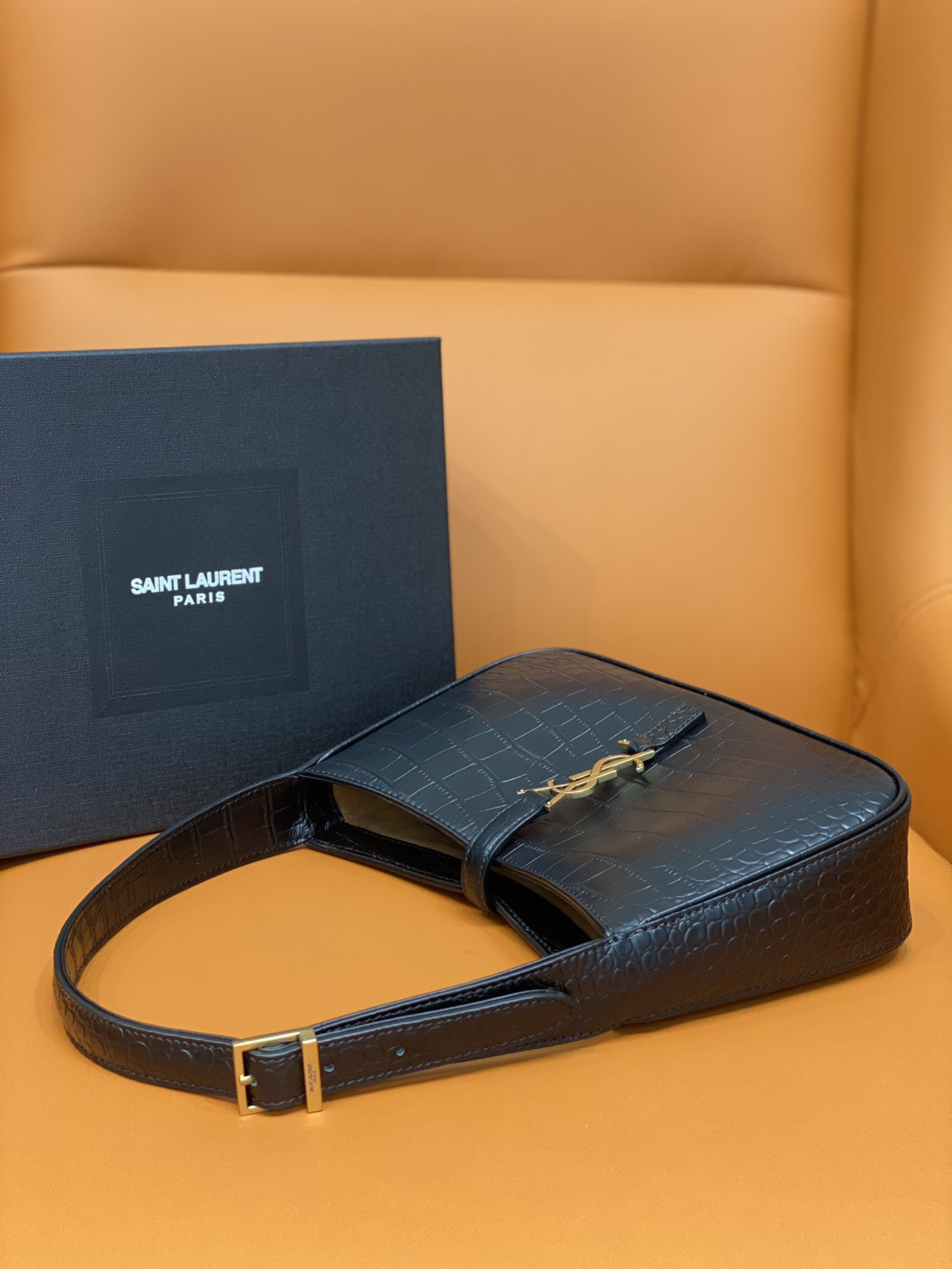 YSL LE 5 À 7 IN CROCODILE-EMBOSSED SHINY LEATHER NOIR 23 X 16 X 6.5 CM