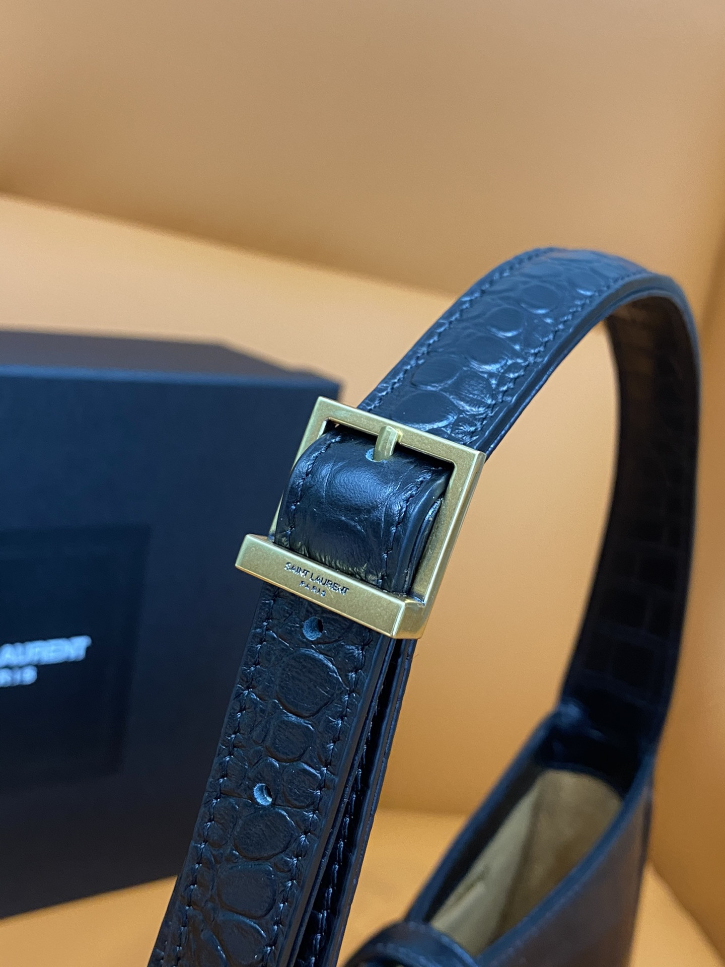 YSL LE 5 À 7 IN CROCODILE-EMBOSSED SHINY LEATHER NOIR 23 X 16 X 6.5 CM