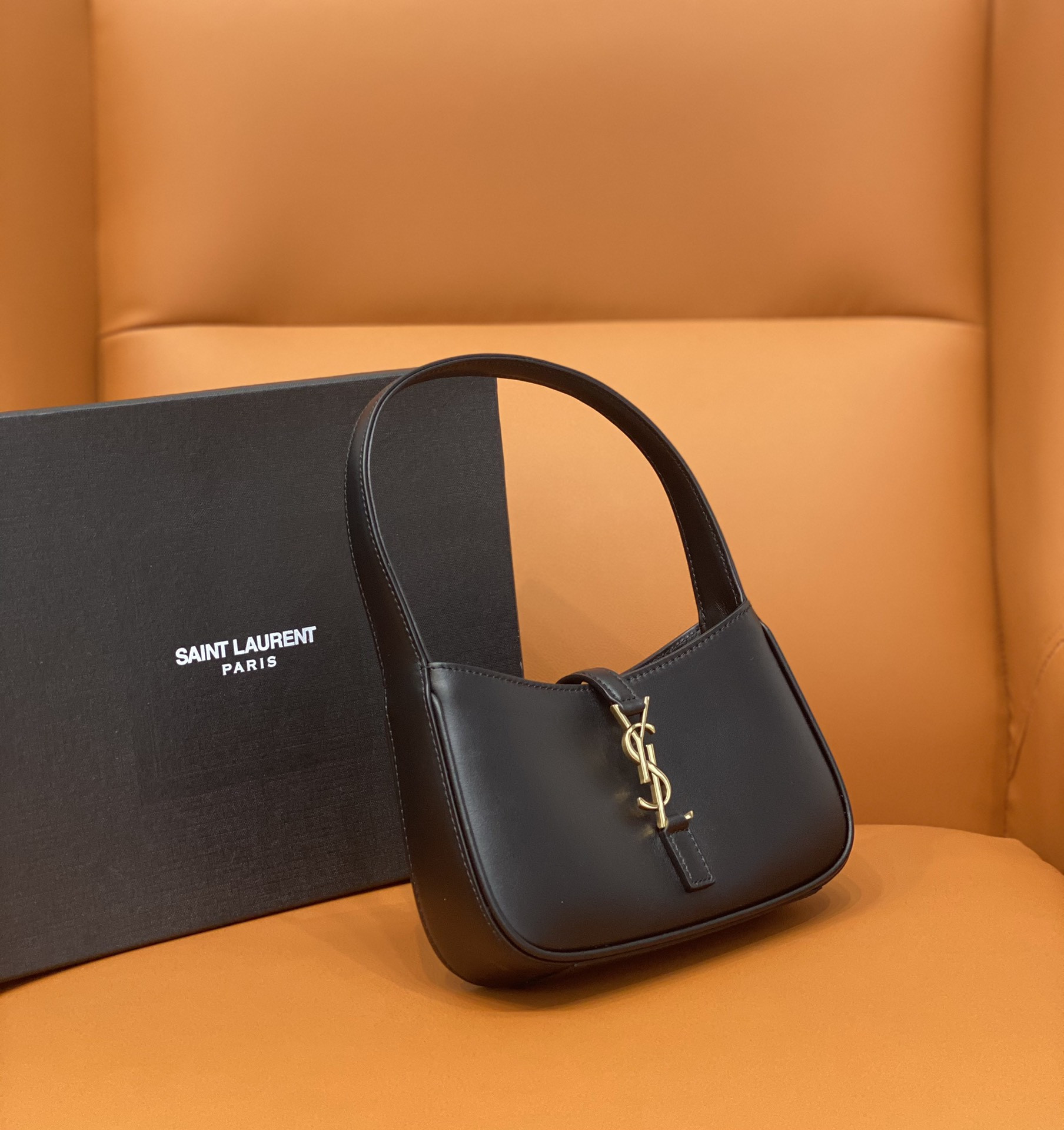 YSL MINI LE 5 À 7 IN SMOOTH LEATHER NOIR  19 X 11.5 X 4.5 CM