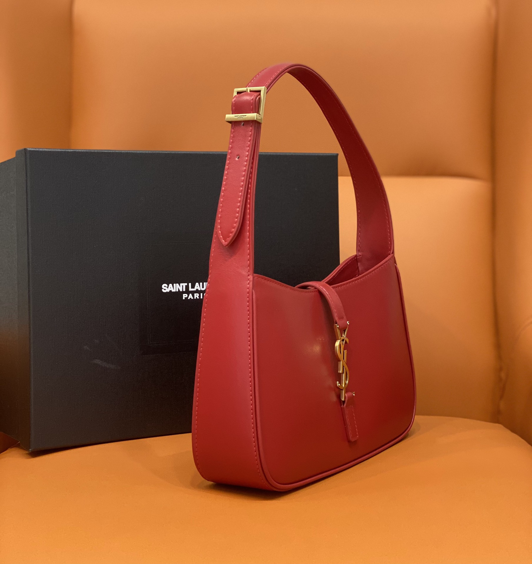 YSL LE 5 À 7 IN SMOOTH LEATHER BLANC Red 23 X 16 X 6.5 CM