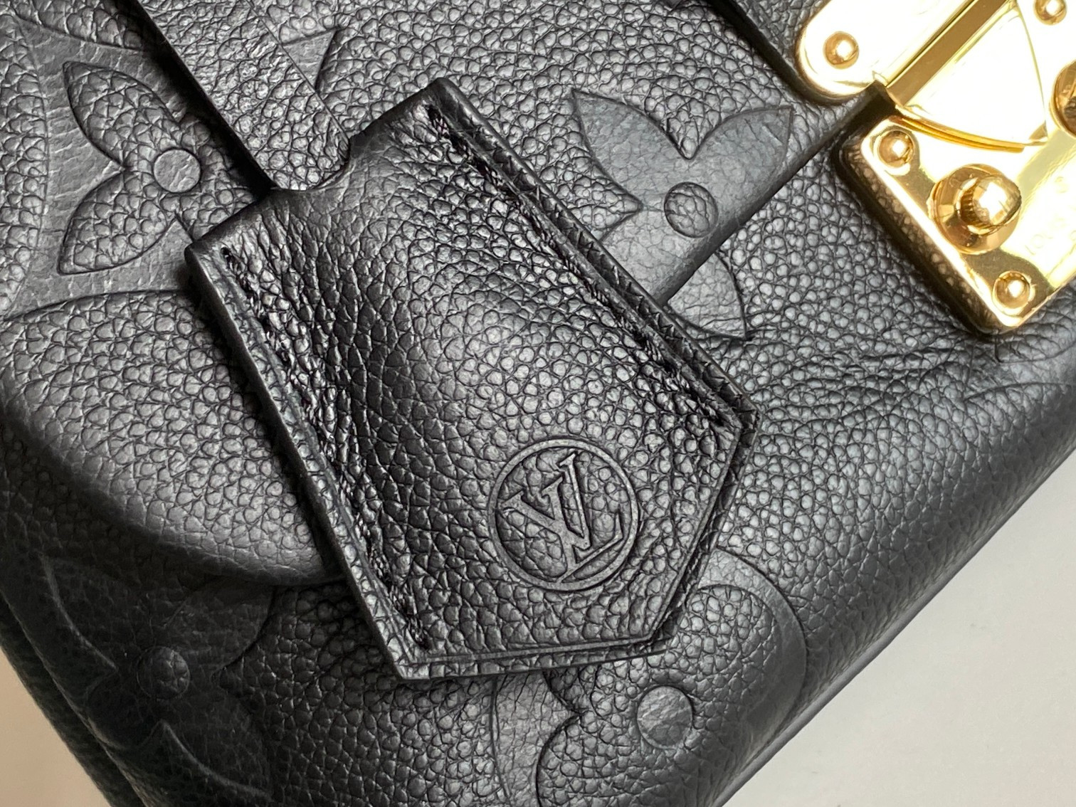 LV Madeleine BB M45978 24x17x8.5cm