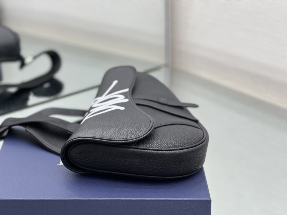 CHRISTIAN DIOR X SHAWN STUSSY Grained Calfskin Saddle 26 x 19 x 4.5 cm