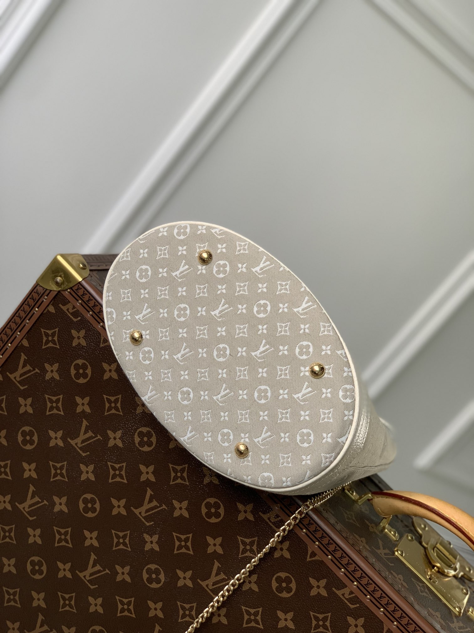 LV PETIT BUCKET white