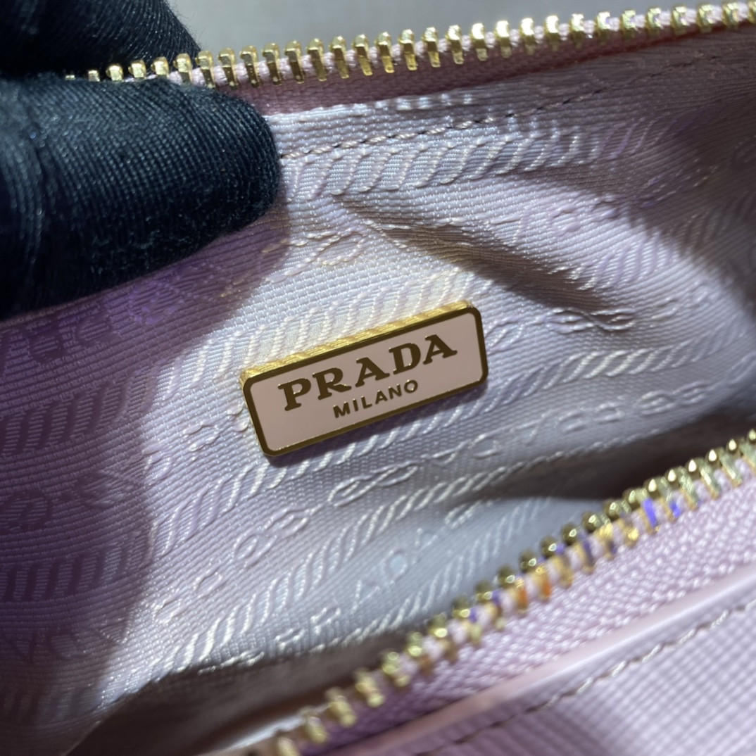 Prada Re-Edition 2005 Saffiano leather bag Pink