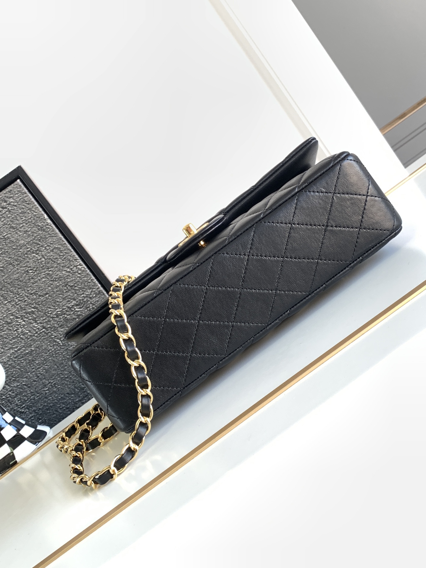 CHANEL CLASSIC HANDBAG LAMBSKIN & GOLD-TONE METAL BLACK 15.5 x 25.5x6.5cm