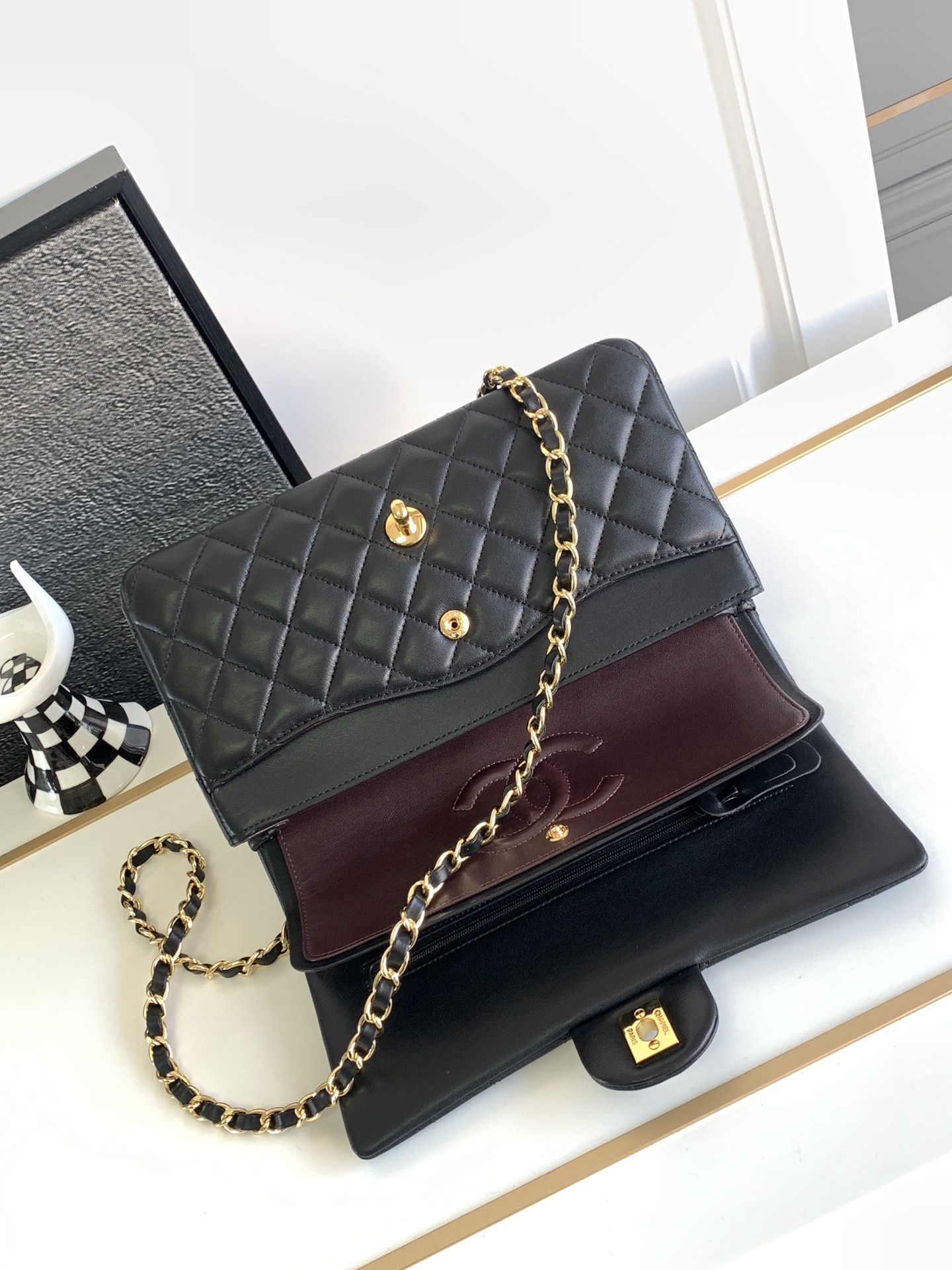 CHANEL CLASSIC HANDBAG LAMBSKIN & GOLD-TONE METAL BLACK 15.5 x 25.5x6.5cm