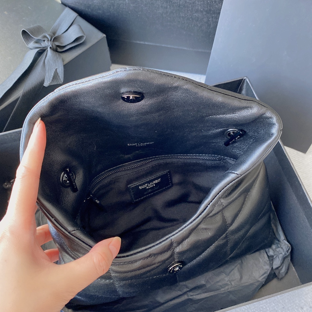 YSL PUFFER IN LEATHER NAVY 23 X 15.5 X 5.8 CM