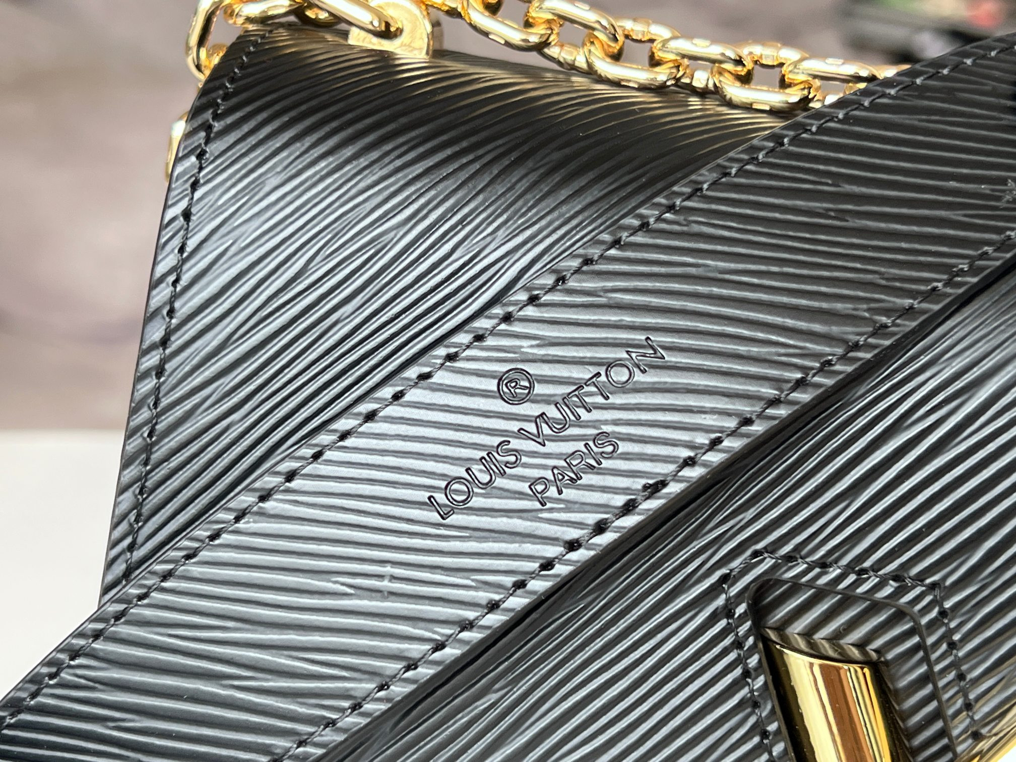 LOUIS VUITTON M21113 Twist MM 9.1 x 6.7 x 3.7 inches