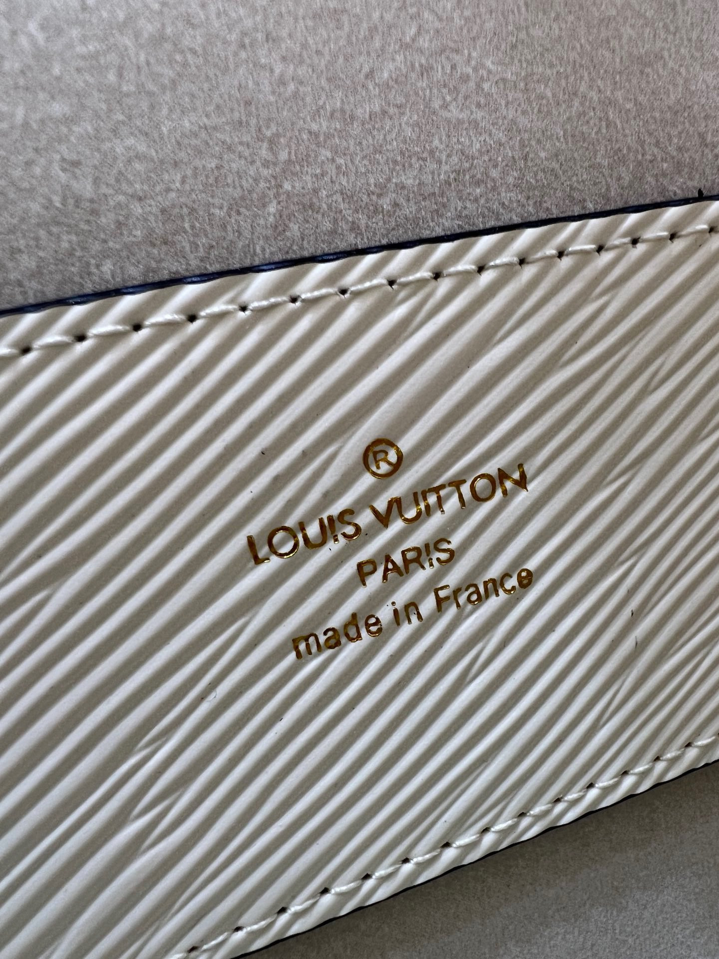 LOUIS VUITTON Twist MM white 9.1 x 6.7 x 3.7 inches